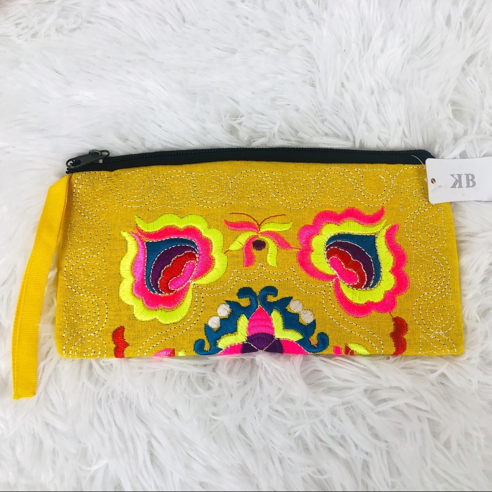 Wristlet embroidered cloth artisan stitching